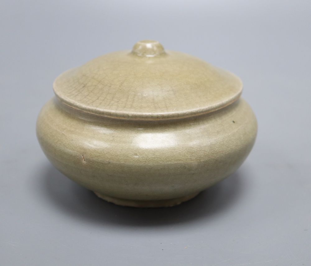 A Chinese Ming Longquan celadon jar and cover, overall height 8cm